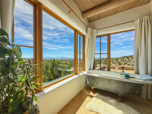 30 Camino Sanador, Santa Fe, NM 87505