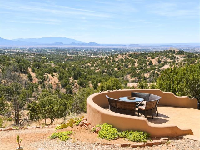 30 Camino Sanador, Santa Fe, NM 87505