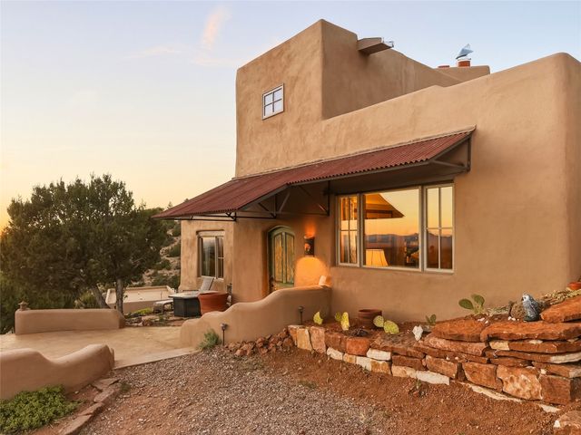 30 Camino Sanador, Santa Fe, NM 87505