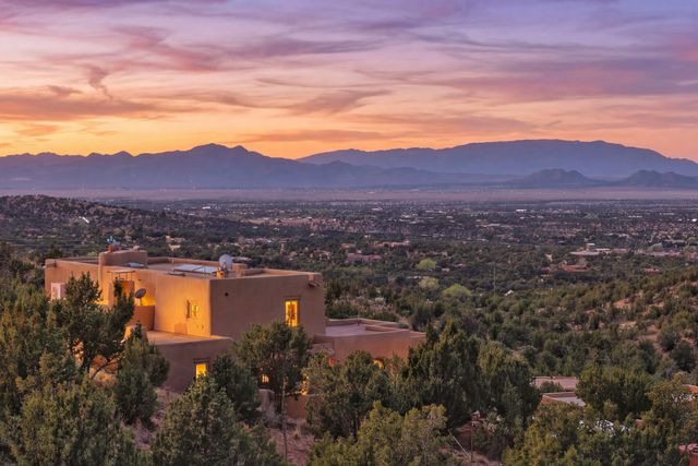 30 Camino Sanador, Santa Fe, NM 87505