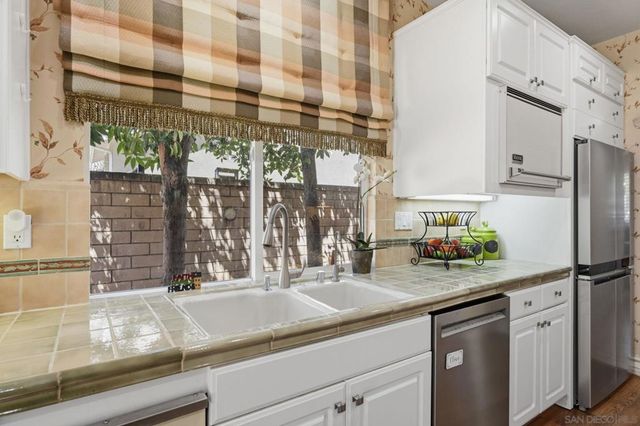 2449 Pine Valley Glen, Escondido, CA 92026