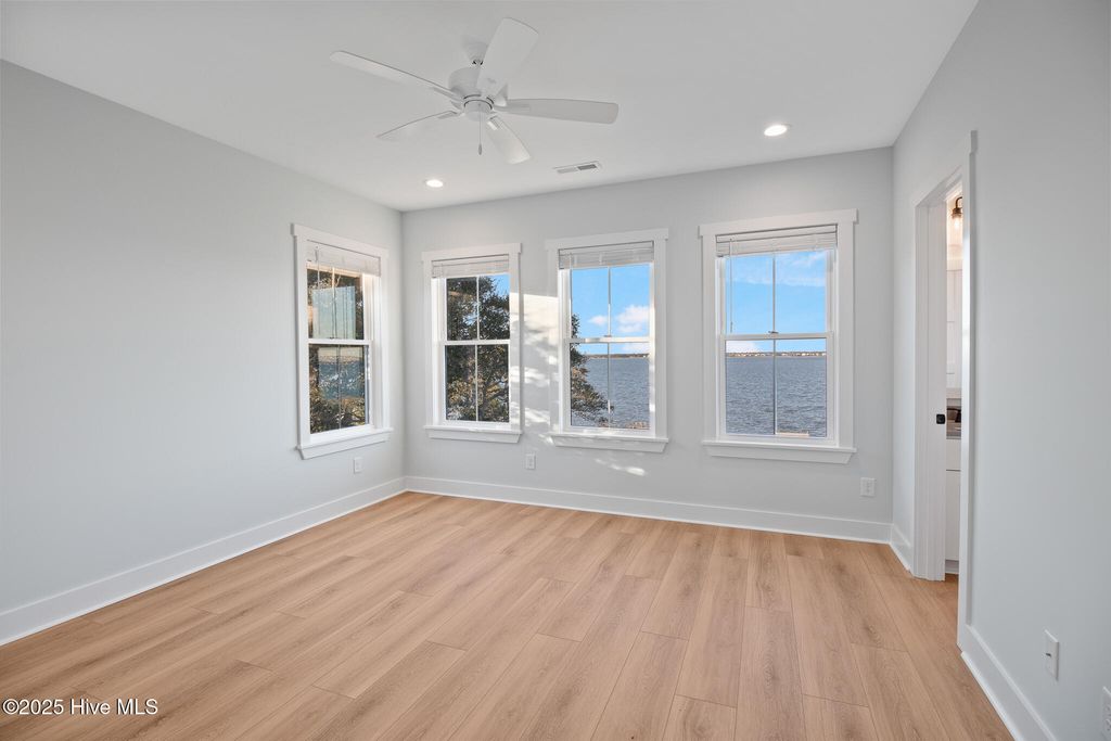 Image 18 of property listing at 3804 Emerald Drive W, Emerald Isle, NC 28594