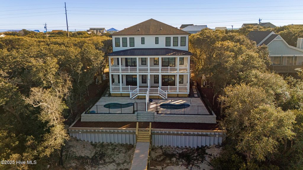 Image 7 of property listing at 3804 Emerald Drive W, Emerald Isle, NC 28594
