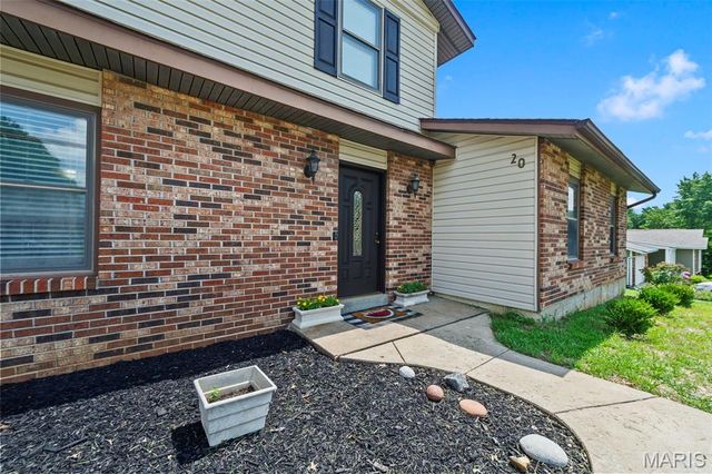 20 Sandalwood Court, St Charles, MO 63304