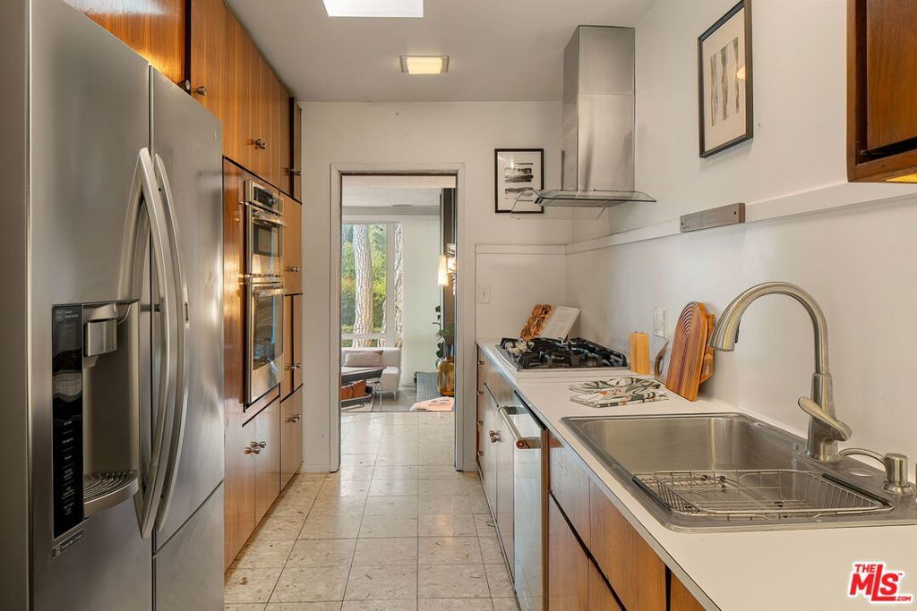 Image 10 of property listing at 2650 Greenvalley Road, Los Angeles, CA 90046