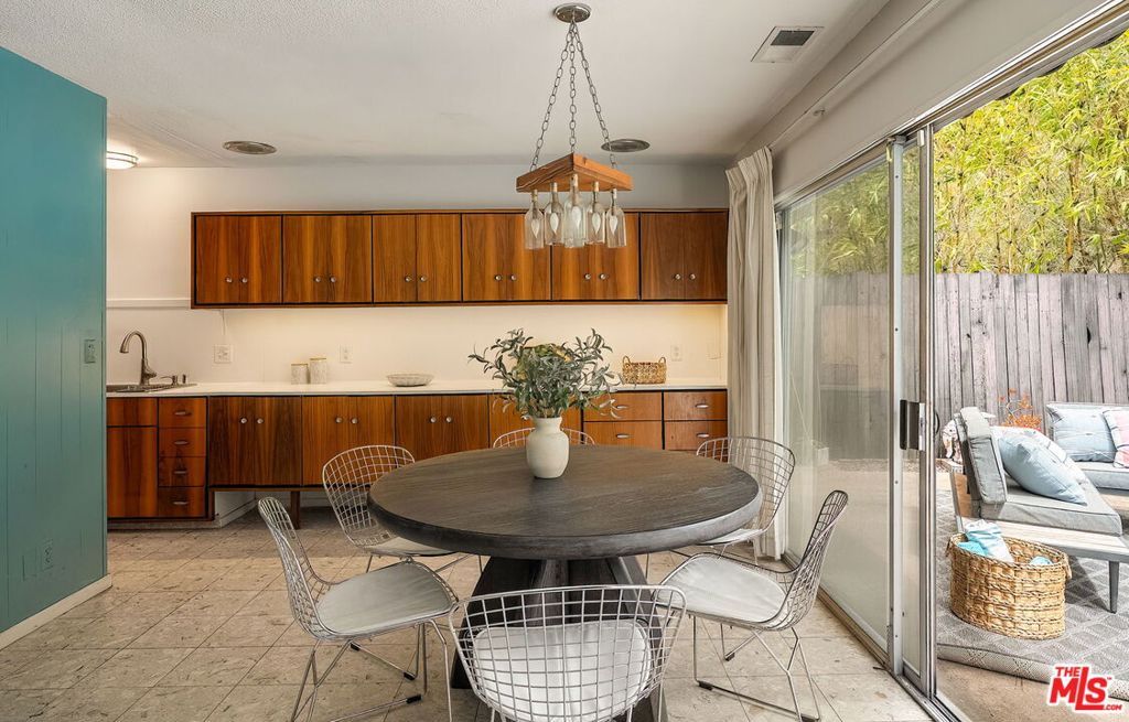 Image 11 of property listing at 2650 Greenvalley Road, Los Angeles, CA 90046