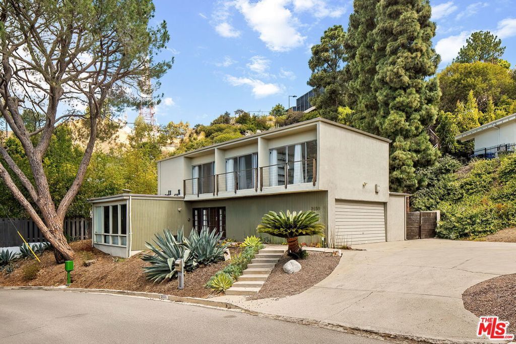 Image 25 of property listing at 2650 Greenvalley Road, Los Angeles, CA 90046