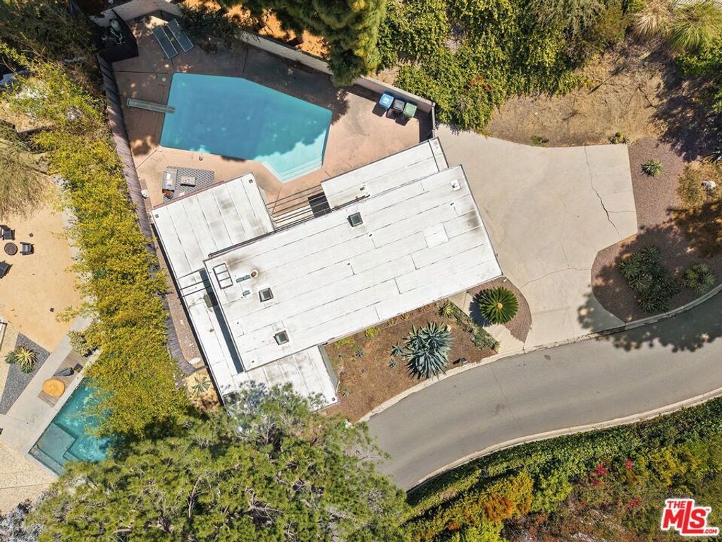 Image 26 of property listing at 2650 Greenvalley Road, Los Angeles, CA 90046