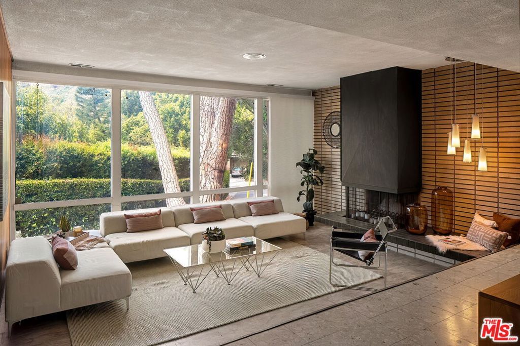 Image 4 of property listing at 2650 Greenvalley Road, Los Angeles, CA 90046