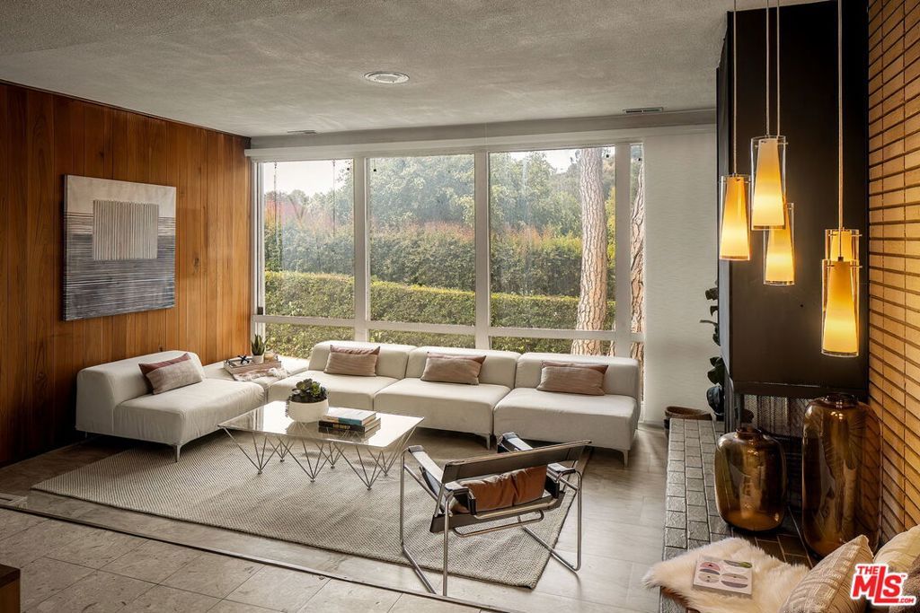 Image 5 of property listing at 2650 Greenvalley Road, Los Angeles, CA 90046