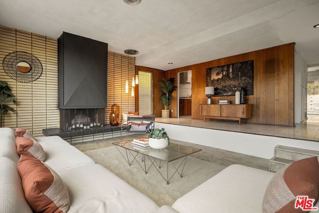 Image 7 of property listing at 2650 Greenvalley Road, Los Angeles, CA 90046