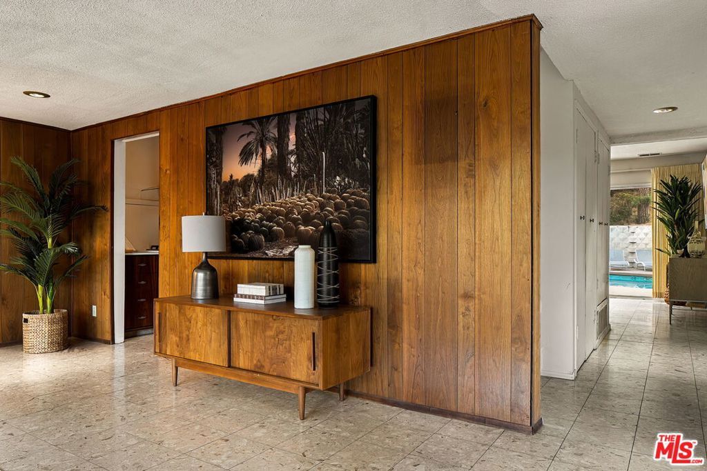Image 8 of property listing at 2650 Greenvalley Road, Los Angeles, CA 90046