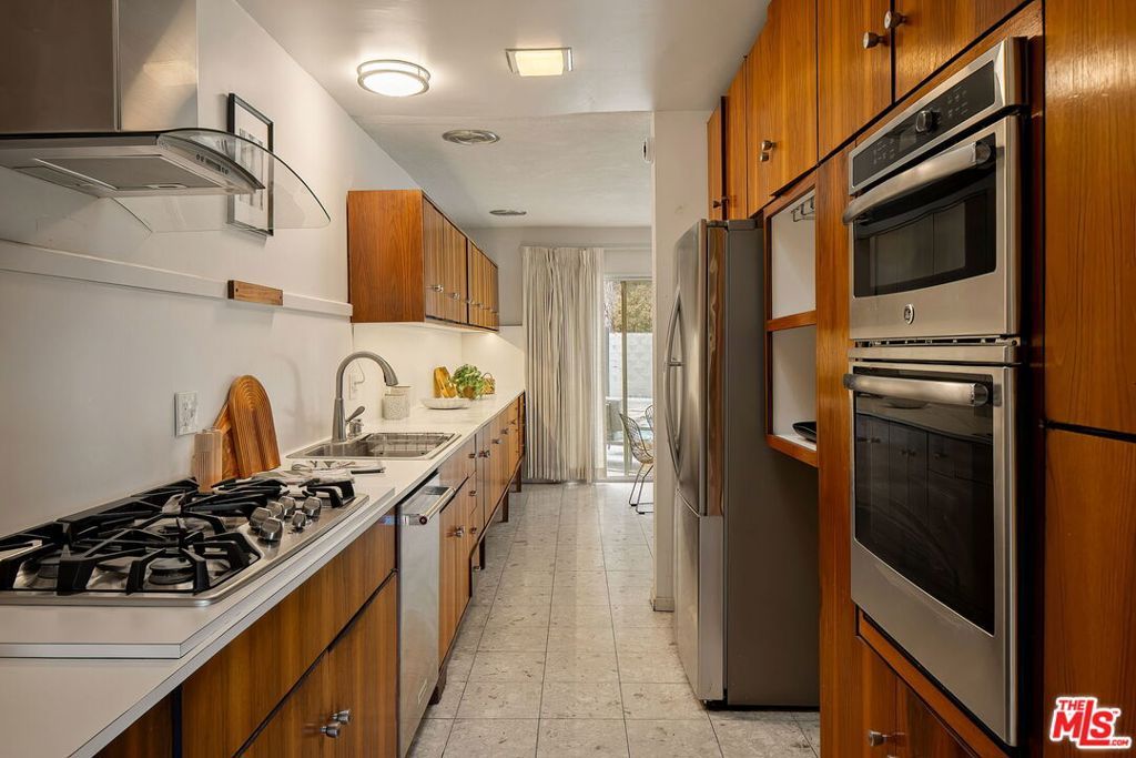 Image 9 of property listing at 2650 Greenvalley Road, Los Angeles, CA 90046