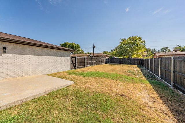 5812 Regatta Circle, Dallas, TX 75232