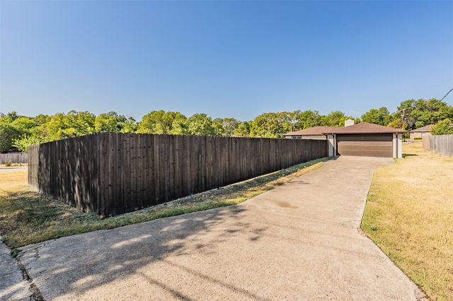 5812 Regatta Circle, Dallas, TX 75232