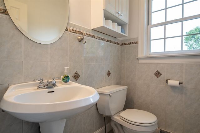 23 Summerfield Rd, Amherst, MA 01002