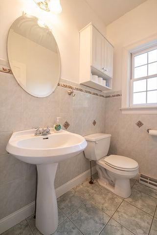 23 Summerfield Rd, Amherst, MA 01002