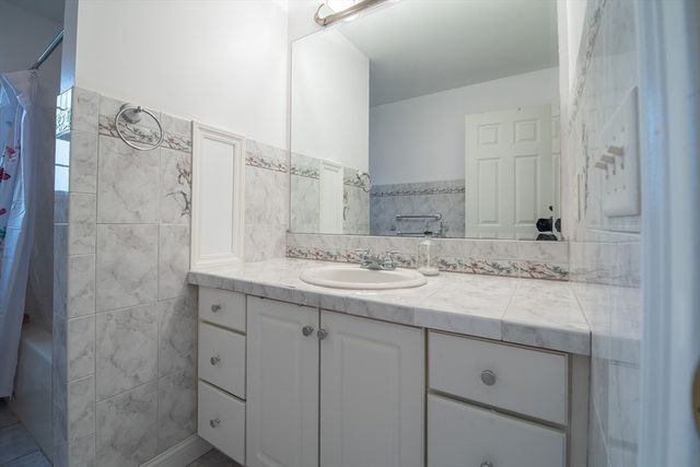 23 Summerfield Rd, Amherst, MA 01002