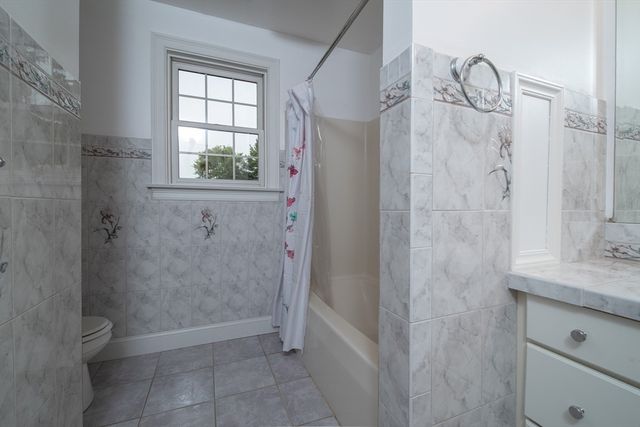 23 Summerfield Rd, Amherst, MA 01002