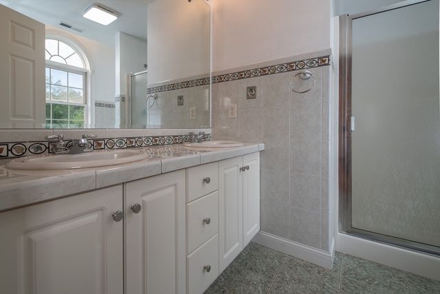 23 Summerfield Rd, Amherst, MA 01002