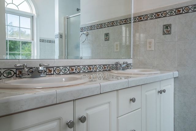 23 Summerfield Rd, Amherst, MA 01002