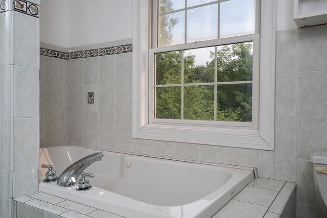 23 Summerfield Rd, Amherst, MA 01002
