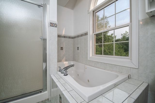 23 Summerfield Rd, Amherst, MA 01002