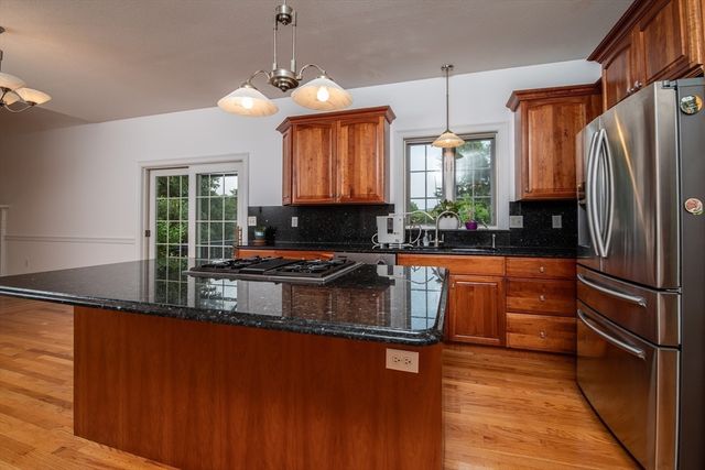 23 Summerfield Rd, Amherst, MA 01002