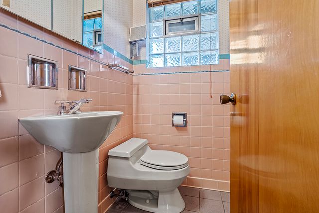 9716 S Harding Avenue, Evergreen Park, IL 60805