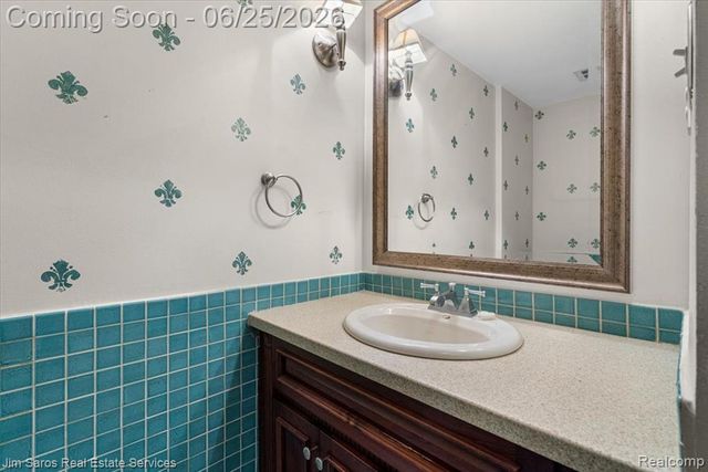 32807 Red Oaks Trail, Beverly Hills, MI 48025