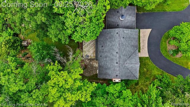 32807 Red Oaks Trail, Beverly Hills, MI 48025