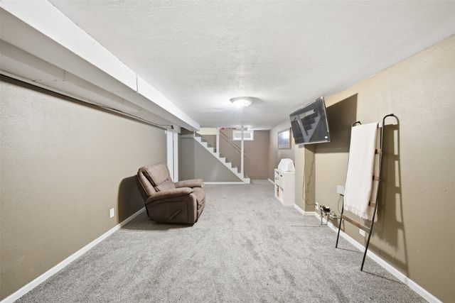 1024 E 36th Court, Des Moines, IA 50317