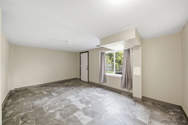 1024 E 36th Court, Des Moines, IA 50317