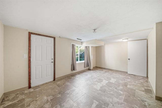 1024 E 36th Court, Des Moines, IA 50317