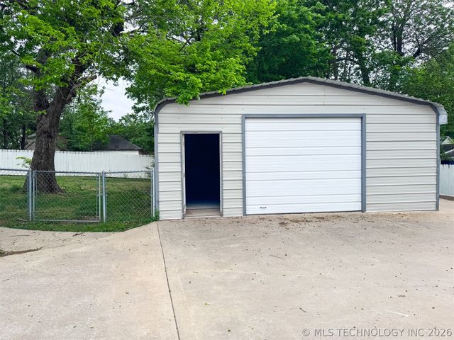 1304 SE 2nd Street, Wagoner, OK 74467
