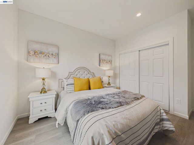 718 26th, Oakland, CA 94612