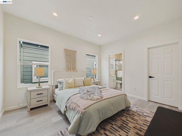 718 26th, Oakland, CA 94612