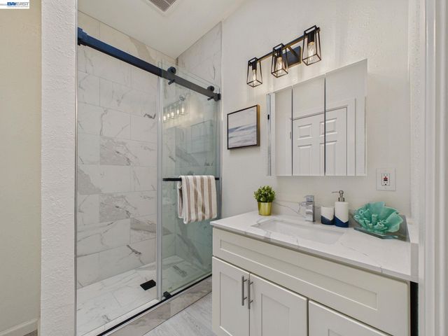 718 26th, Oakland, CA 94612