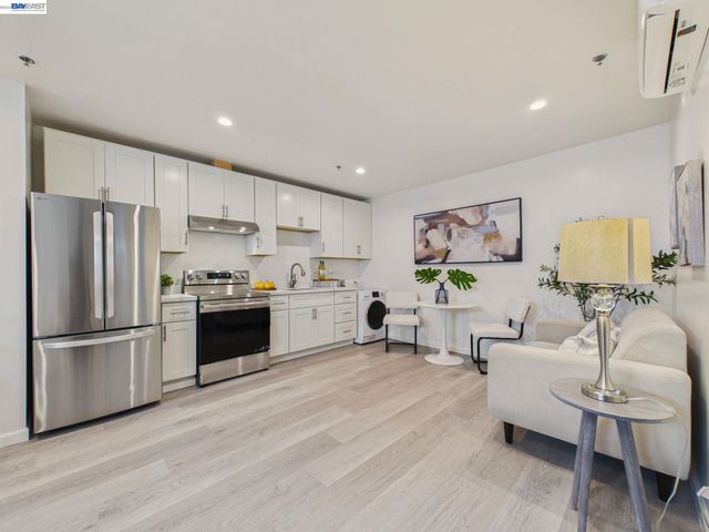 718 26th, Oakland, CA 94612