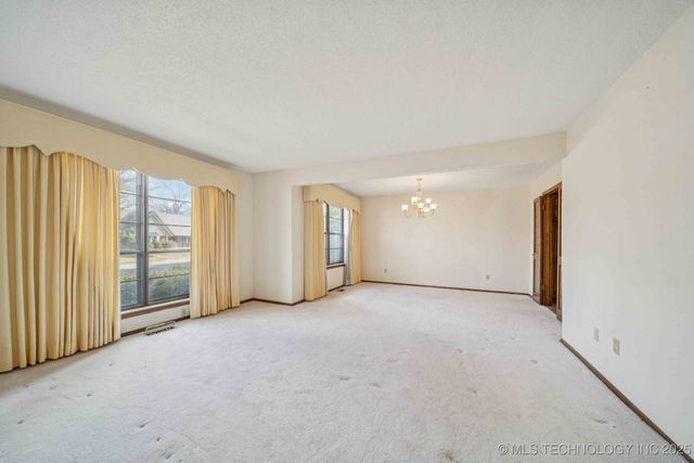 9752 S Lakewood Avenue, Tulsa, OK 74137