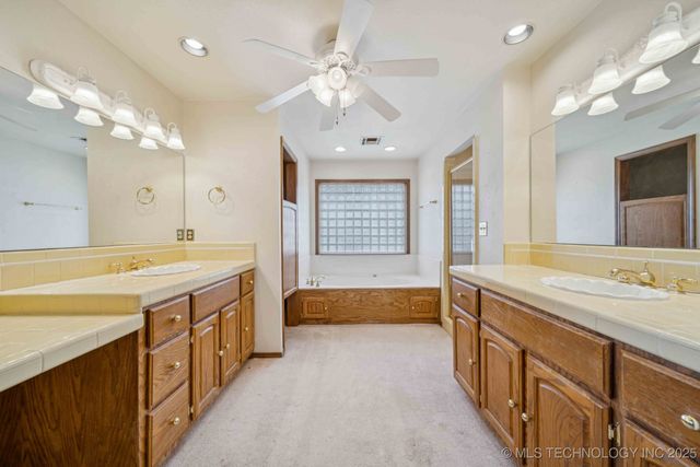 9752 S Lakewood Avenue, Tulsa, OK 74137