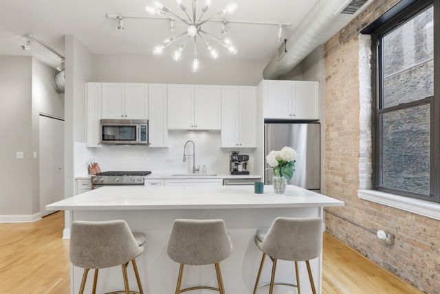 23 N Green Street 202, Chicago, IL 60607