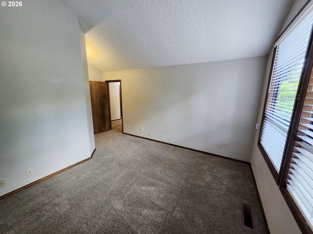8768 Sw IROQUOIS Dr, Tualatin, OR 97062