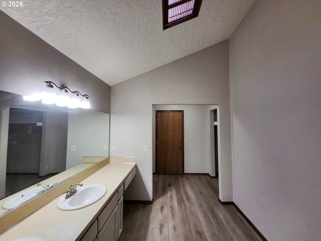 8768 Sw IROQUOIS Dr, Tualatin, OR 97062