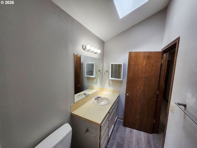 8768 Sw IROQUOIS Dr, Tualatin, OR 97062