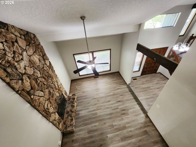 8768 Sw IROQUOIS Dr, Tualatin, OR 97062