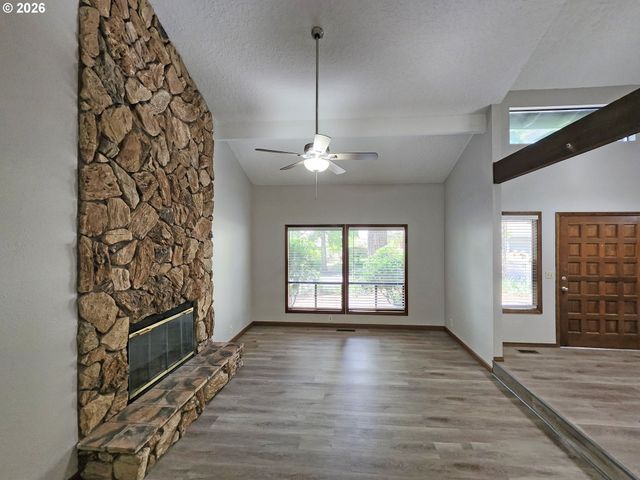 8768 Sw IROQUOIS Dr, Tualatin, OR 97062