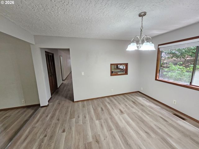 8768 Sw IROQUOIS Dr, Tualatin, OR 97062