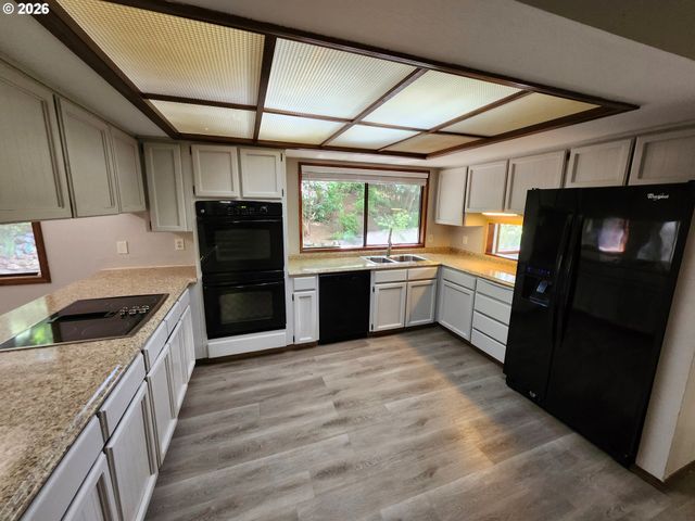 8768 Sw IROQUOIS Dr, Tualatin, OR 97062