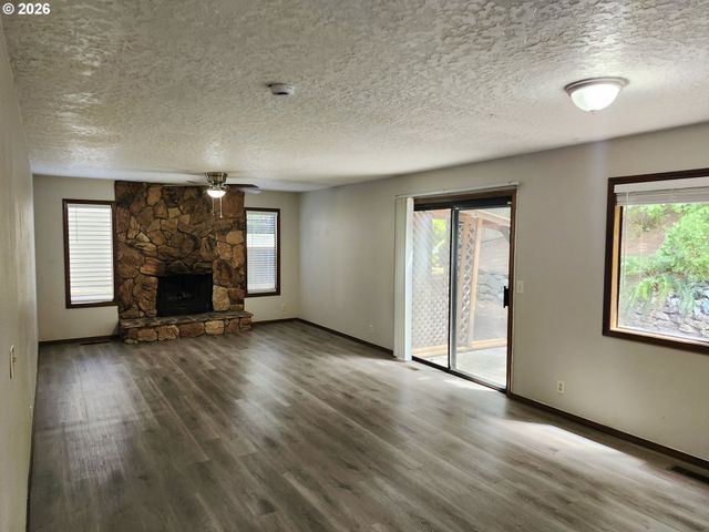8768 Sw IROQUOIS Dr, Tualatin, OR 97062